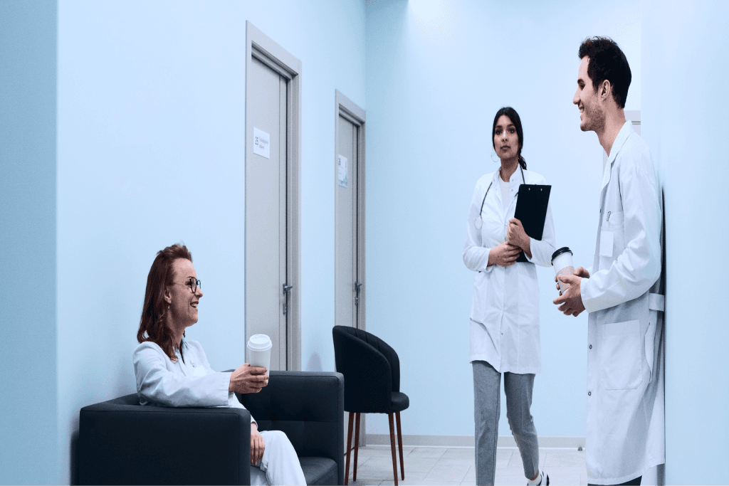 Médicos no corredor de hospital
